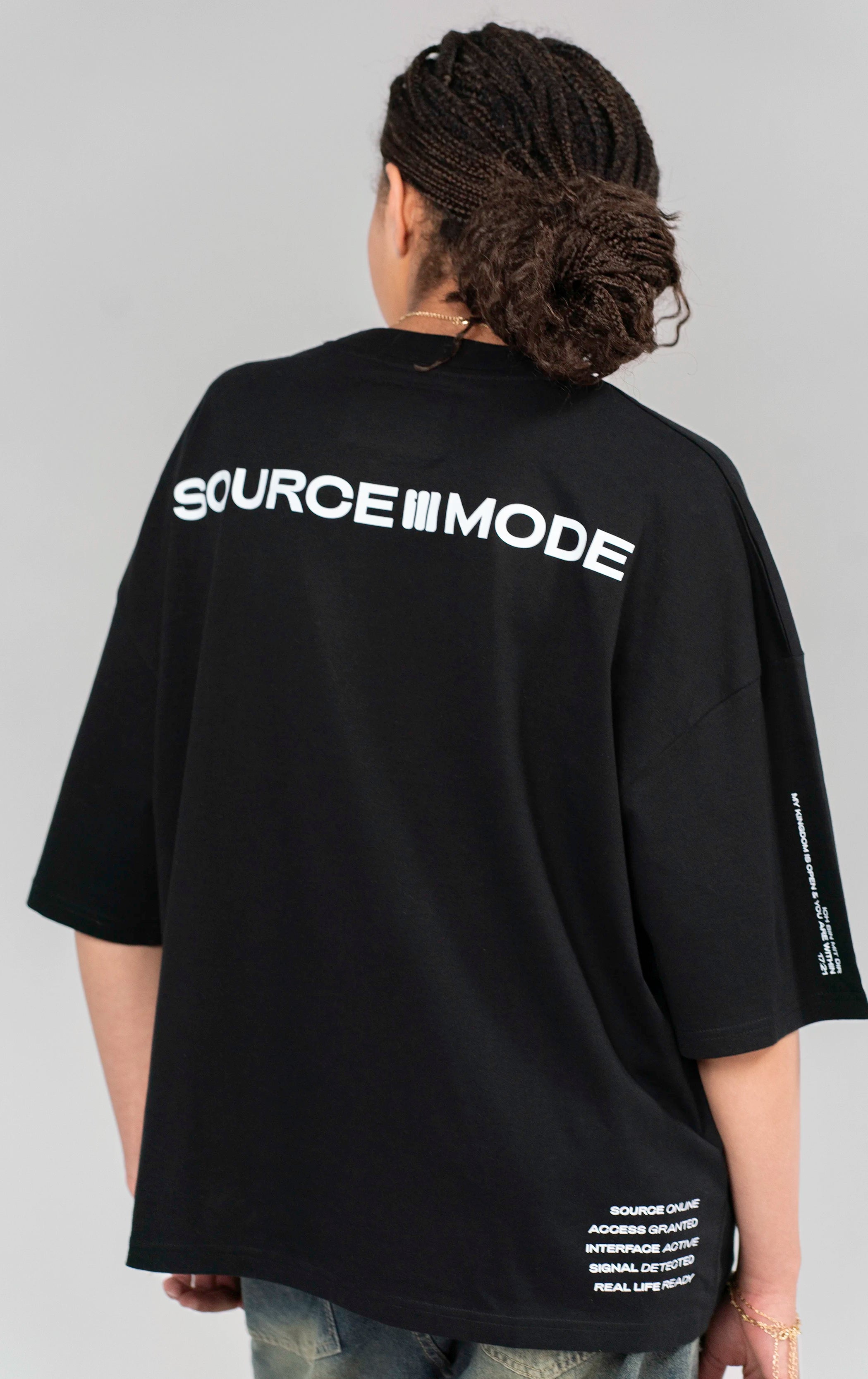 Rückenansicht des Open Source Ticket Tee von Source Mode. Boxy Oversized Fit, cleanes Design und hochwertiges Single Jersey für christliche Premium Streetwear.
