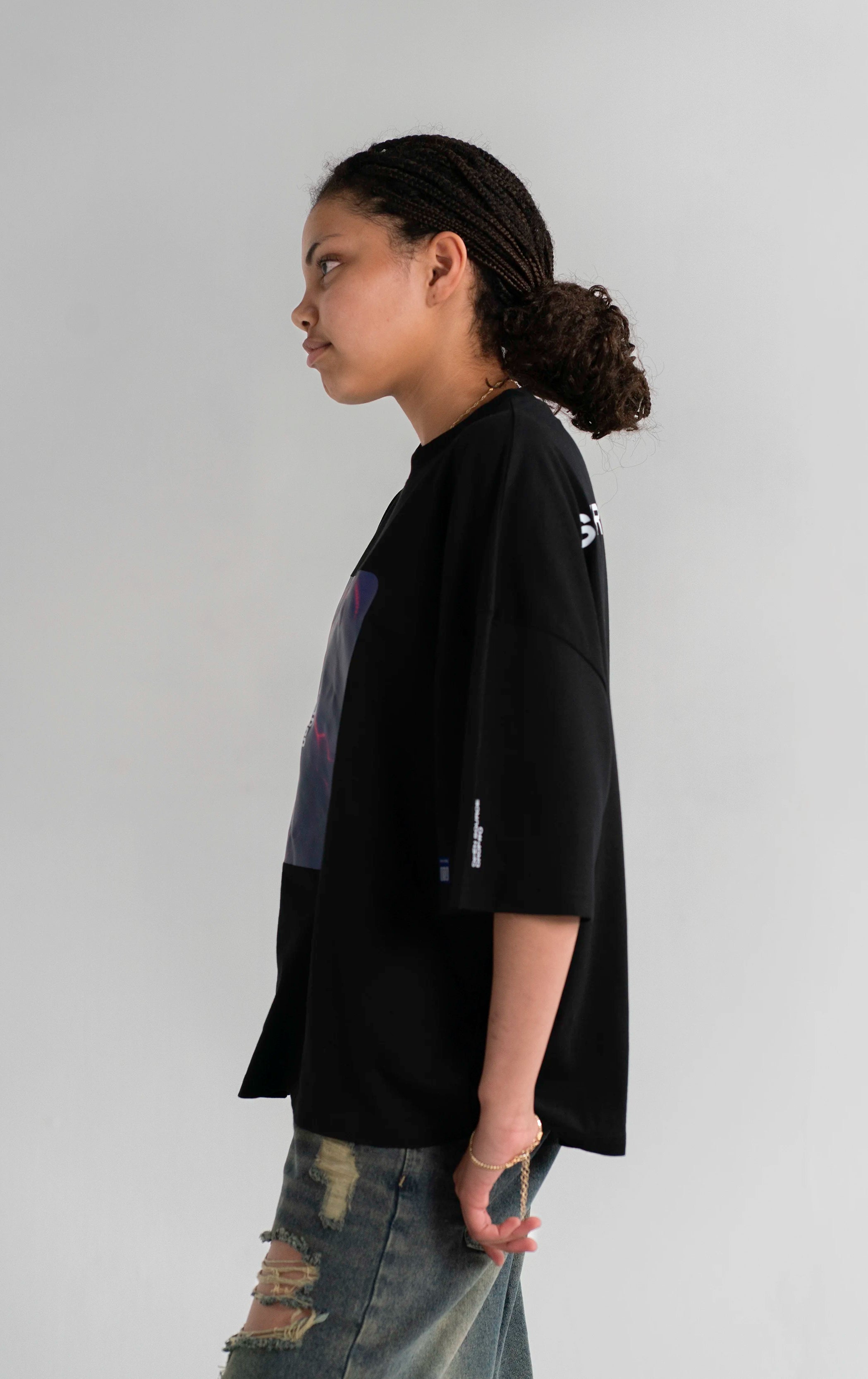 Seitenansicht des Open Source Ticket Tee von Source Mode am Model. Boxy Oversized Fit, weiches Single Jersey und zeitloses Streetwear-Design.