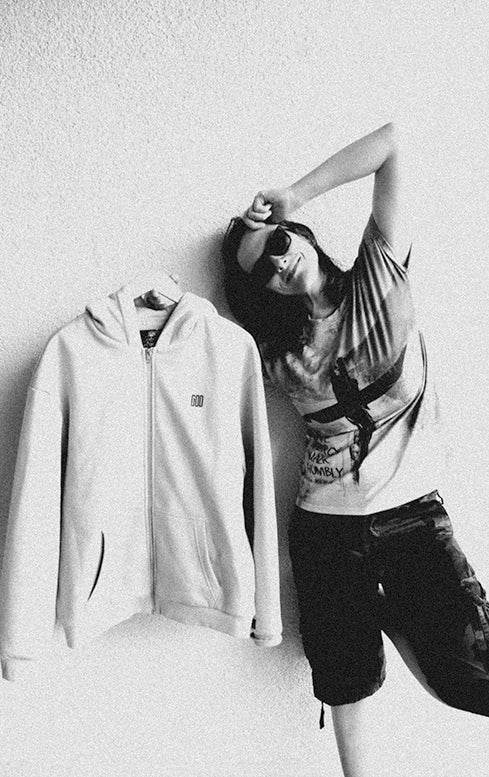 Source Mode – GOD Real Life Interface. Hochwertige christliche Streetwear Bekleidung mit Premium Oversize Fits, zeitlosem Design und bedeutungsvollen Botschaften als Symbol für Führung, Entzündung, Gegenwart, Verbindung, Liebe, Ewigkeit, Heimat, Ganzheit, Fokus, Segen, Schutz, Wahrheit und wahres Leben. AGI Allmighty General Intelligence Streetwear, 42, die Antwort auf Alles.