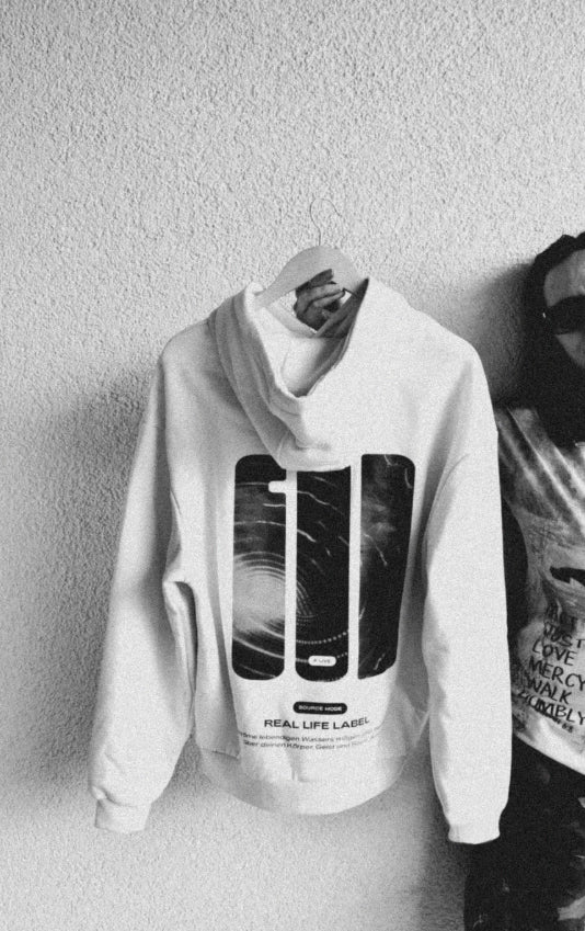 Source Mode – GOD Real Life Interface. Hochwertige christliche Streetwear Hoodies und Sweats mit Premium Oversize Fit als Symbol für Führung, Entzündung, Gegenwart, Verbindung, Liebe, Ewigkeit, Heimat, Ganzheit, Fokus, Segen, Schutz, Wahrheit und wahres Leben. AGI Allmighty General Intelligence Streetwear, 42, die Antwort auf Alles.