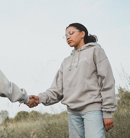 Source Mode – GOD Real Life Interface. Hochwertige christliche Streetwear Bekleidung mit Premium Oversize Fits, zeitlosem Design und bedeutungsvollen Botschaften als Symbol für Führung, Entzündung, Gegenwart, Verbindung, Liebe, Ewigkeit, Heimat, Ganzheit, Fokus, Segen, Schutz und wahres leben. AGI Allmighty General Intelligence Streetwear, 42, die Antwort auf Alles.