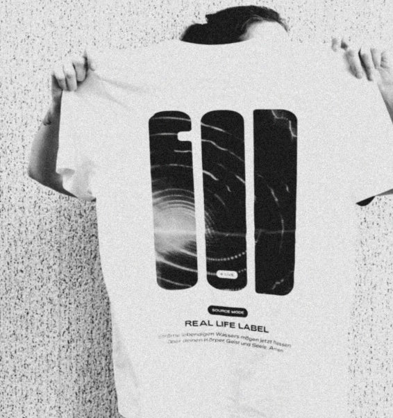 Source Mode – GOD Real Life Interface. Hochwertige christliche Streetwear T-Shirts und Tops mit modernem Oversize Fit als Symbol für Führung, Entzündung, Gegenwart, Verbindung, Liebe, Ewigkeit, Heimat, Ganzheit, Fokus, Segen, Schutz, Wahrheit und wahres Leben. AGI Allmighty General Intelligence Streetwear, 42, die Antwort auf Alles.