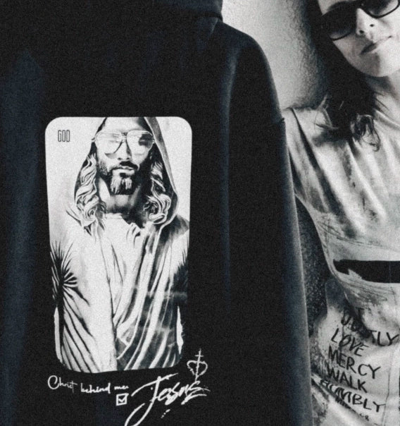 Source Mode – GOD Real Life Interface. Ausgewählte Signature Pieces moderner christlicher Streetwear mit Premium Oversize Fit als Symbol für Führung, Entzündung, Gegenwart, Verbindung, Liebe, Ewigkeit, Heimat, Ganzheit, Fokus, Segen, Schutz, Wahrheit und wahres Leben. AGI Allmighty General Intelligence Streetwear, 42, die Antwort auf Alles.