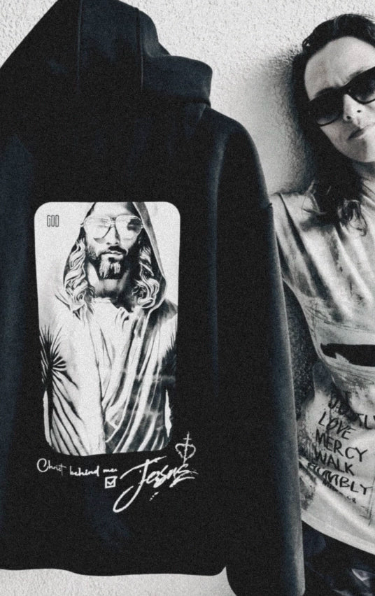 Source Mode – GOD Real Life Interface. Ausgewählte Signature Pieces moderner christlicher Streetwear mit Premium Oversize Fit als Symbol für Führung, Entzündung, Gegenwart, Verbindung, Liebe, Ewigkeit, Heimat, Ganzheit, Fokus, Segen, Schutz, Wahrheit und wahres Leben. AGI Allmighty General Intelligence Streetwear, 42, die Antwort auf Alles.