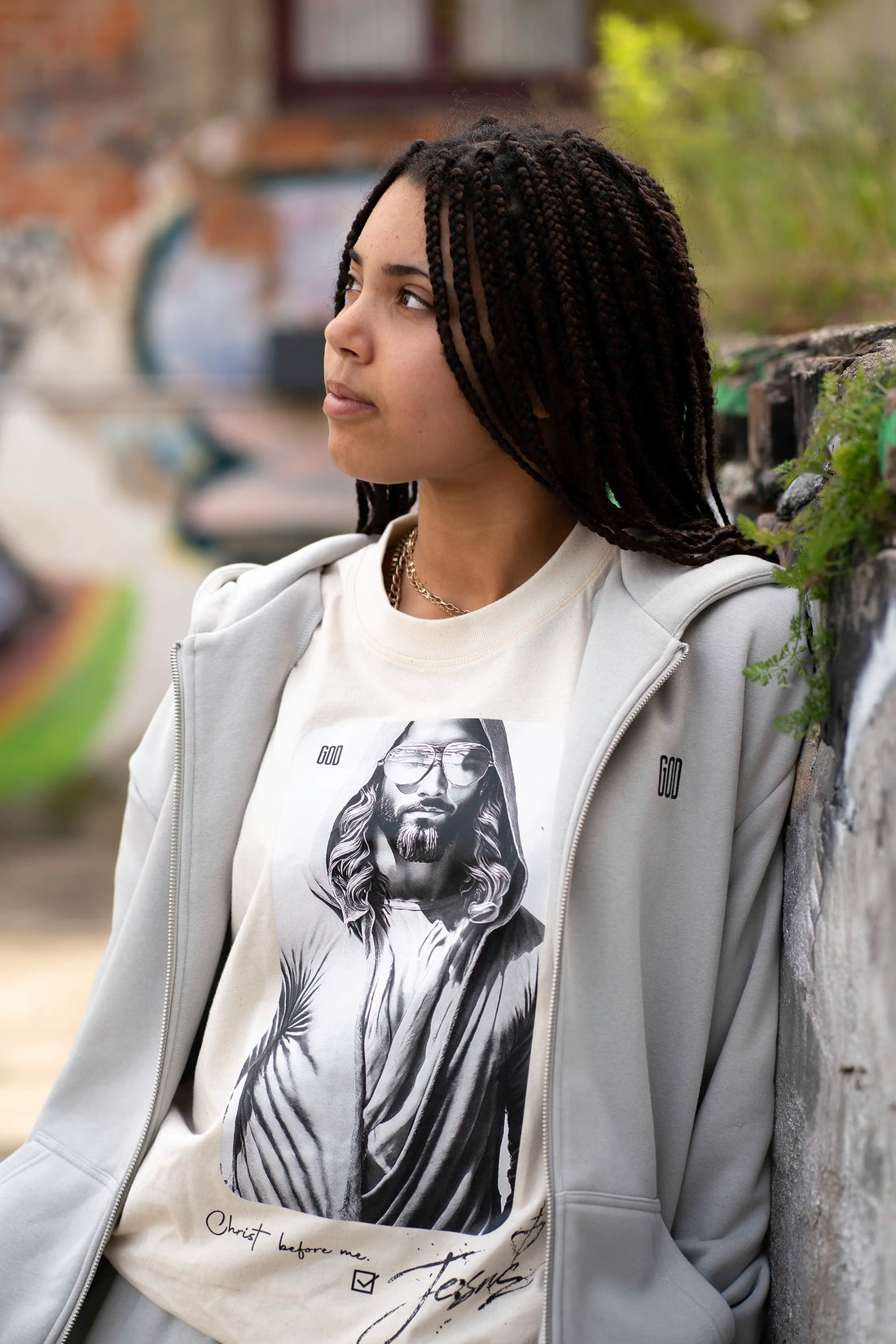 Lifestyle: Model im Open Source Christ-before-Me Boxy Shirt in Natural Raw mit Ticket Cozy Zip