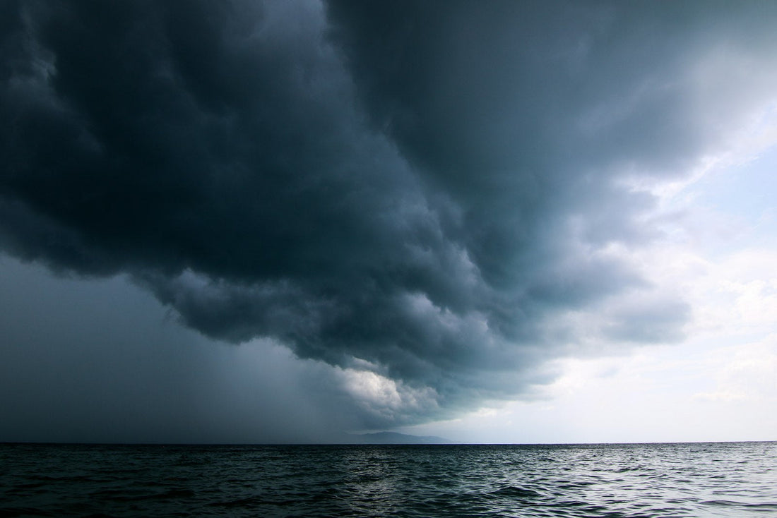 Ein großer Sturm zieht über den Himmel über einer Wasserfläche