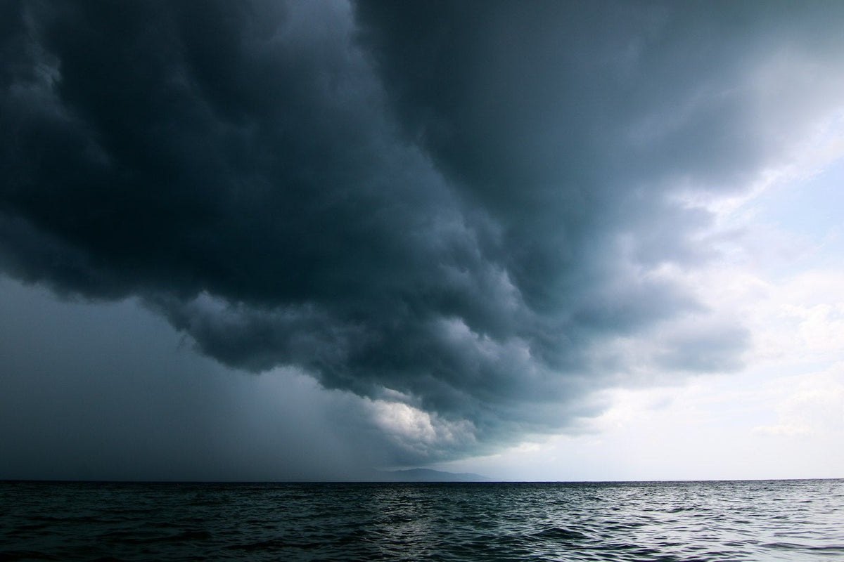 Ein großer Sturm zieht über den Himmel über einer Wasserfläche