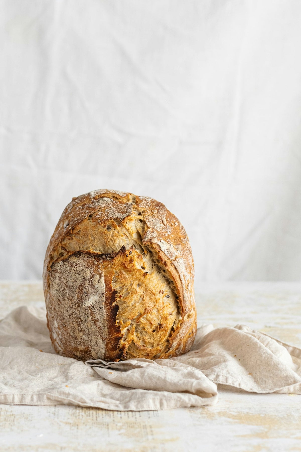 Braunes Brot auf weißem Stoff
