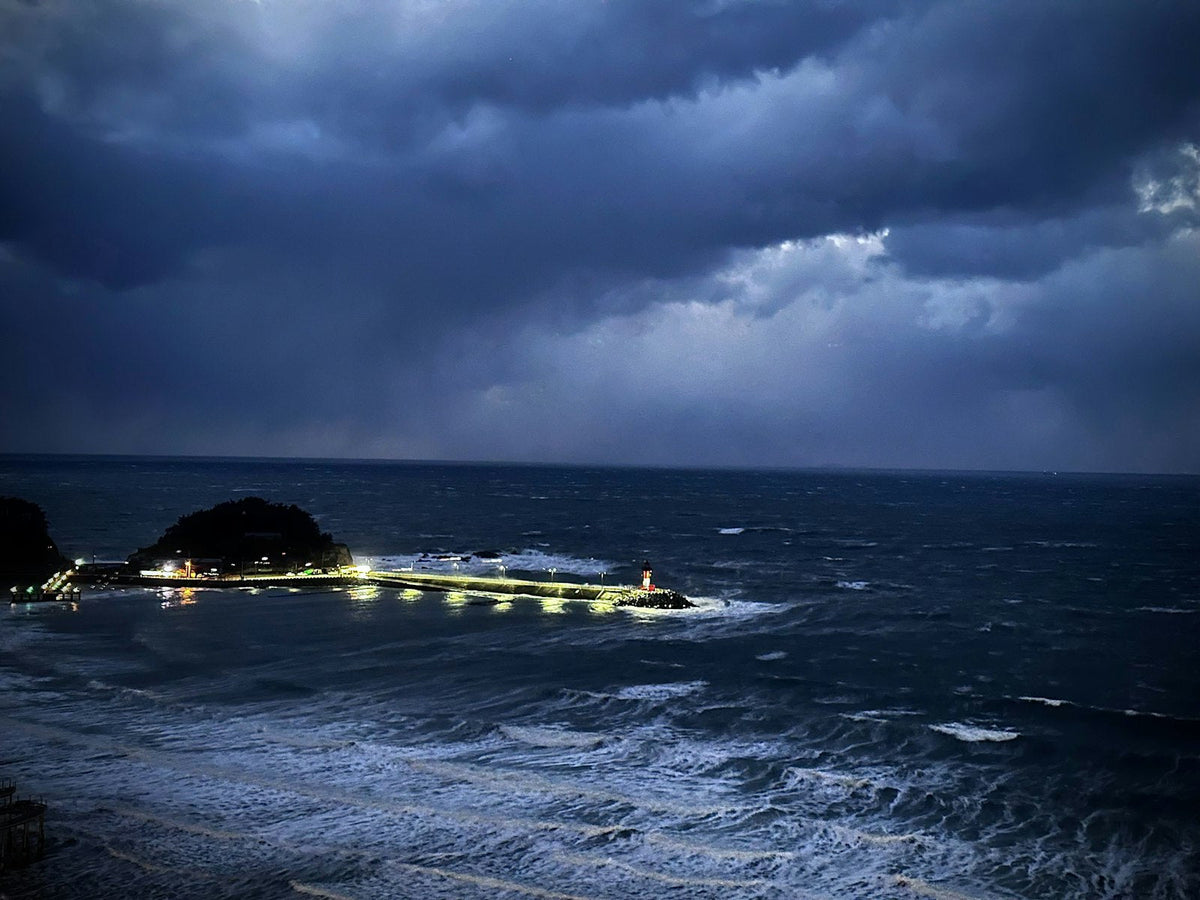 Dunkle Sturmwolken über rauem Meer bei Nacht