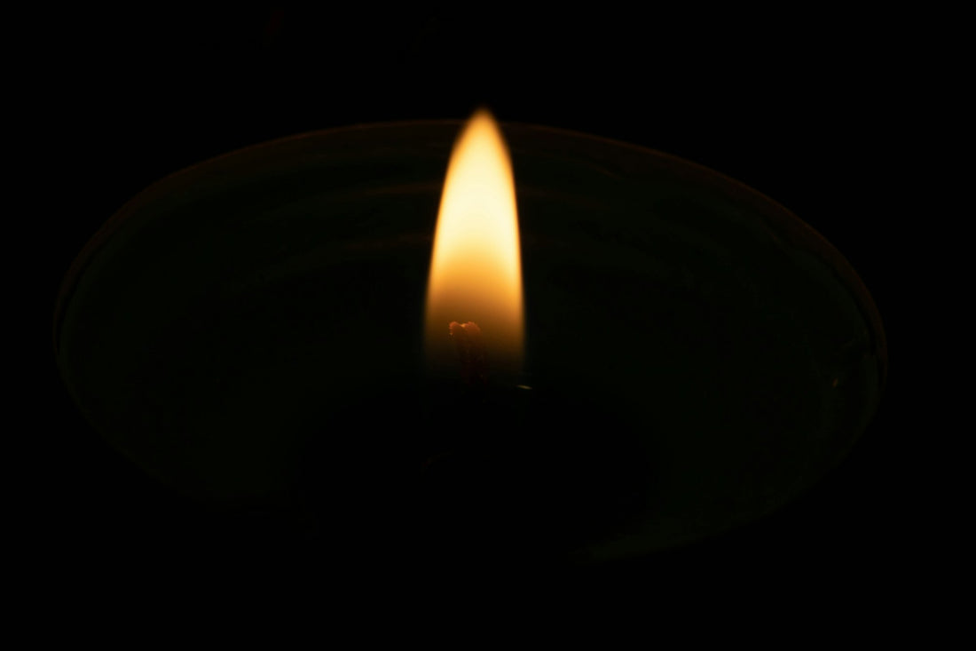 Eine einzelne Kerzenflamme im Dunkeln