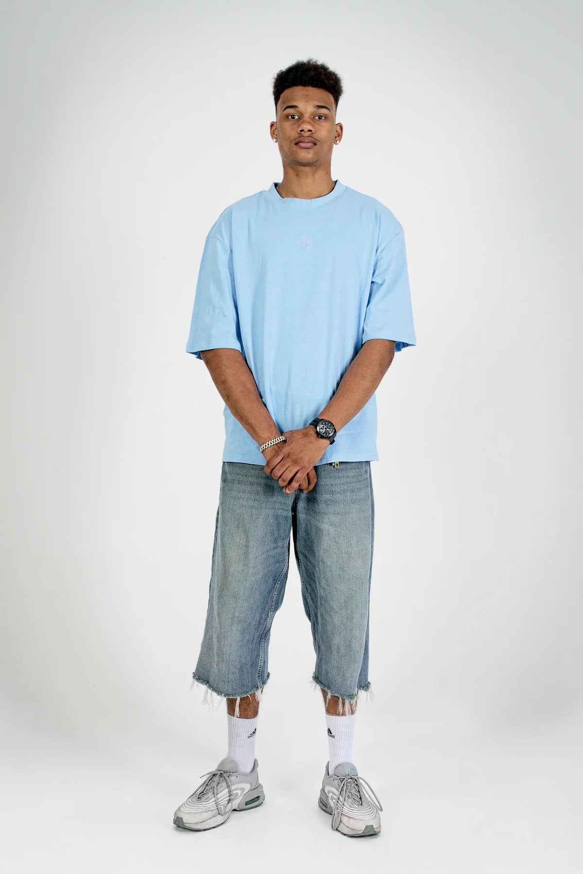 Full-body front view: model in the Fearless Summer SRC-Mode Shirt in Baltic Blue, oversized fit