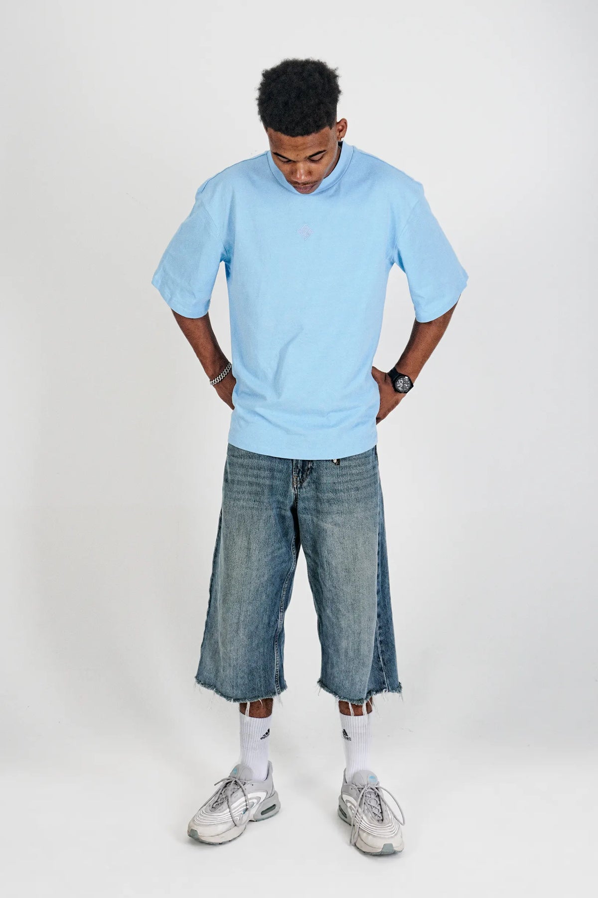Front view: model in the Fearless Summer SRC-Mode Shirt in Baltic Blue