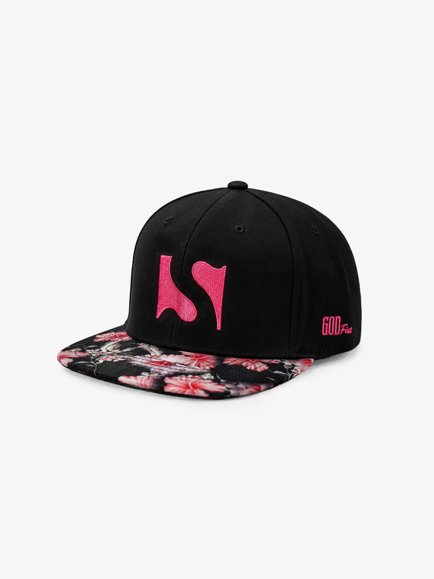 Schwarze Source Mode Snapback Cap mit pinkem Logo-Stick, GOD First Stick an der Seite und floralem Print auf dem Schirm.