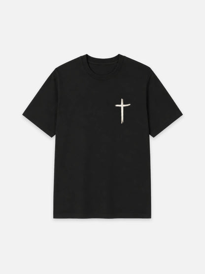 Frontansicht des schwarzen Source Mode Fearless T-Shirts mit weißem Kreuz Print auf der Brust. Christliche Streetwear als Symbol für Jesus, Glaube, Mut, Stärke und Gottes Gegenwart.