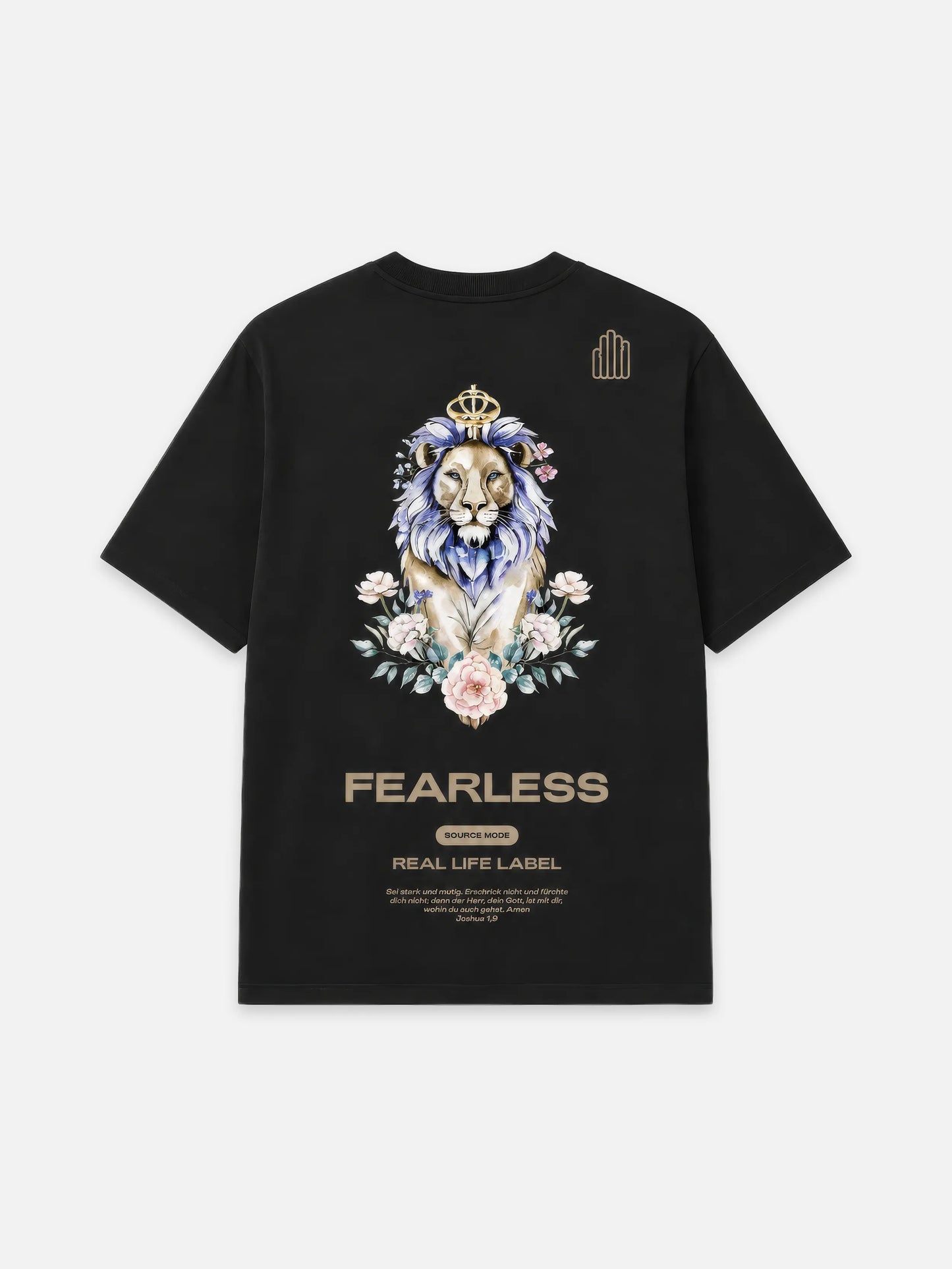 Rückenansicht des schwarzen Source Mode Fearless T-Shirts mit großem gekrönten Löwen-Backprint, floralen Elementen, FEARLESS und Real Life Label Schriftzug. Christliche Streetwear als Symbol für Mut, Stärke und Gottes Führung.