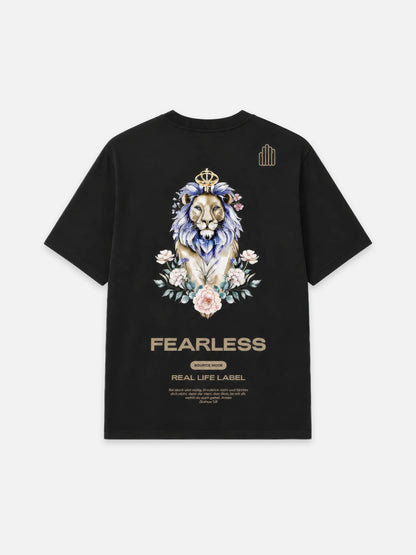 Rückenansicht des schwarzen Source Mode Fearless T-Shirts mit großem gekrönten Löwen-Backprint, floralen Elementen, FEARLESS und Real Life Label Schriftzug. Christliche Streetwear als Symbol für Mut, Stärke und Gottes Führung.