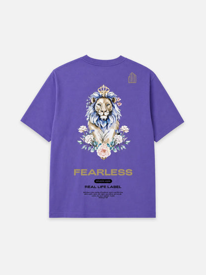 Rückenansicht des violetten Source Mode Fearless T-Shirts mit großem gekrönten Löwen-Backprint, floralen Elementen, FEARLESS und Real Life Label Schriftzug. Christliche Streetwear als Symbol für Mut, Stärke und Gottes Führung.