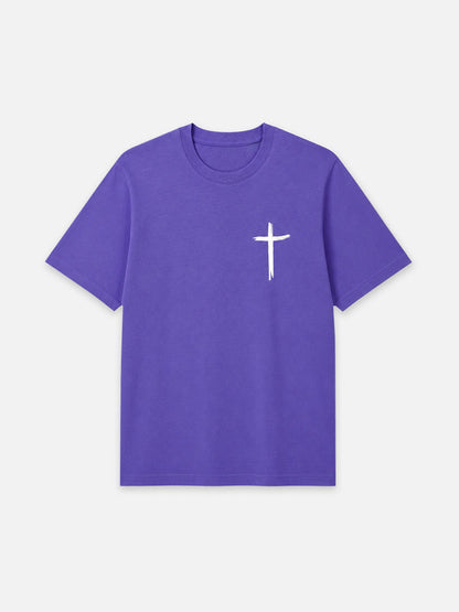 Frontansicht des violetten Source Mode Fearless T-Shirts mit weißem Kreuz Print auf der Brust. Christliche Streetwear als Symbol für Jesus, Glaube, Mut, Stärke und Gottes Gegenwart.