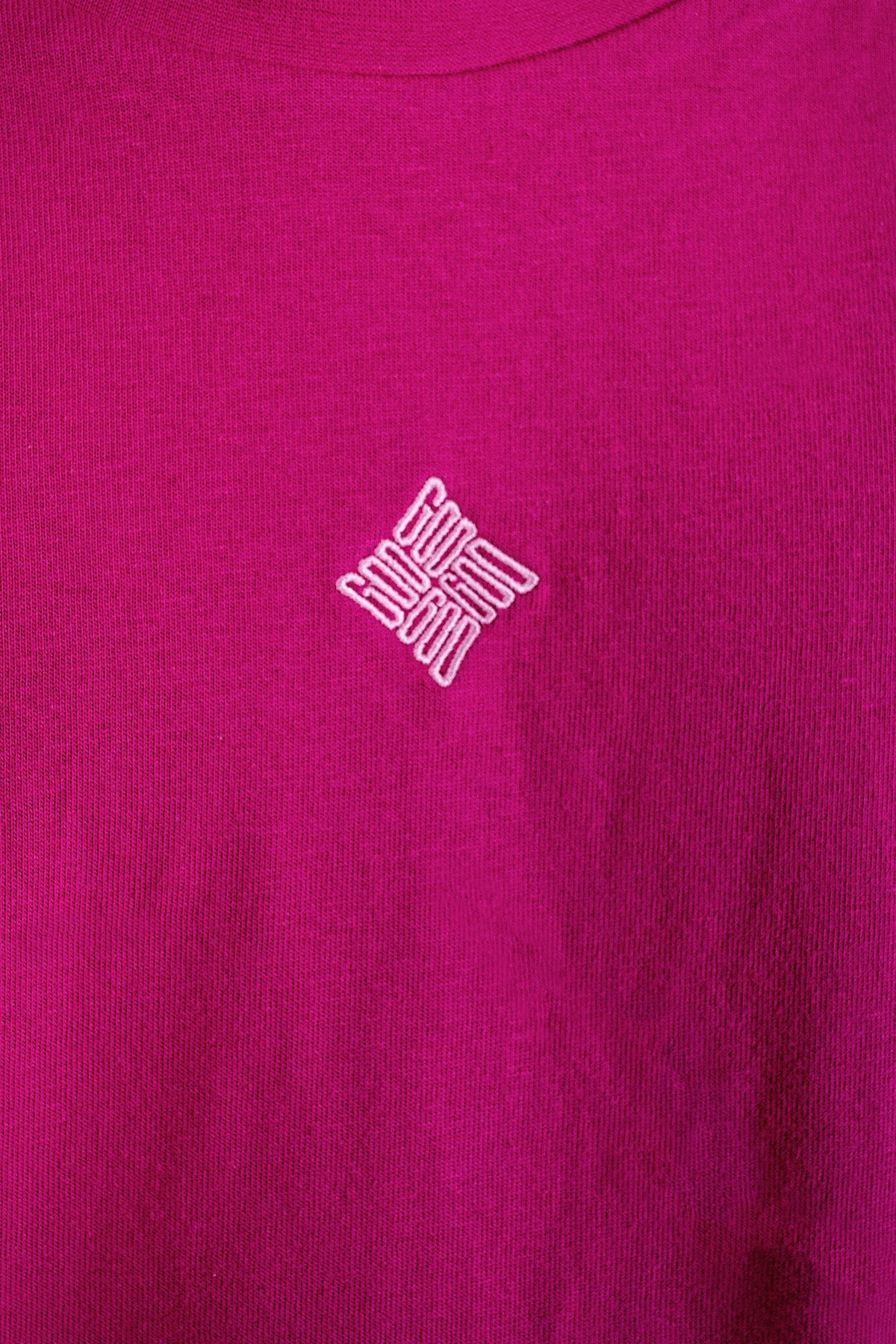 Detail: GOD Spark front embroidery on the Fearless Summer SRC-Mode Shirt in Hibiscus Pink