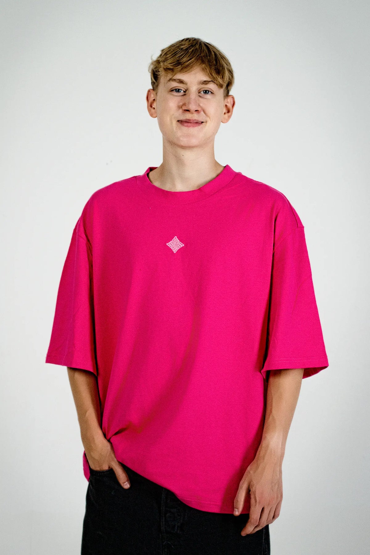 Front view: model wearing the Fearless Summer SRC-Mode Shirt in Hibiscus Pink with GOD Spark embroidery