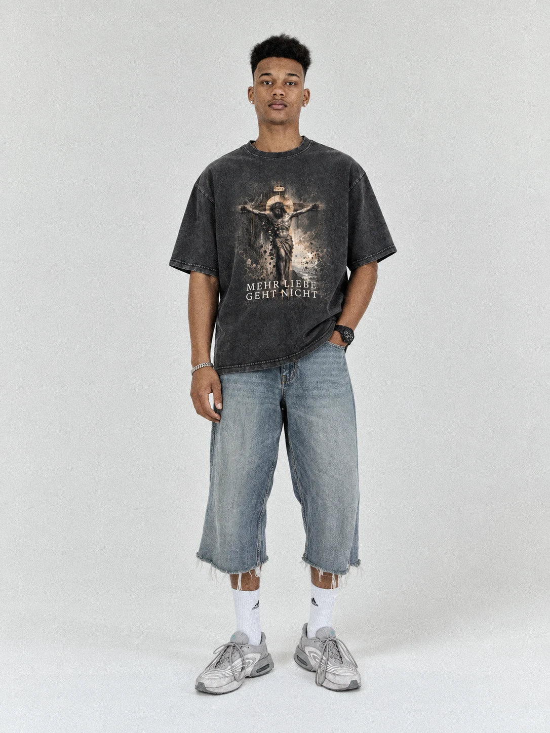 Mehr Liebe Tee Black – Frontansicht im Ganzen, Oversize T-Shirt in Washed Black von Source Mode