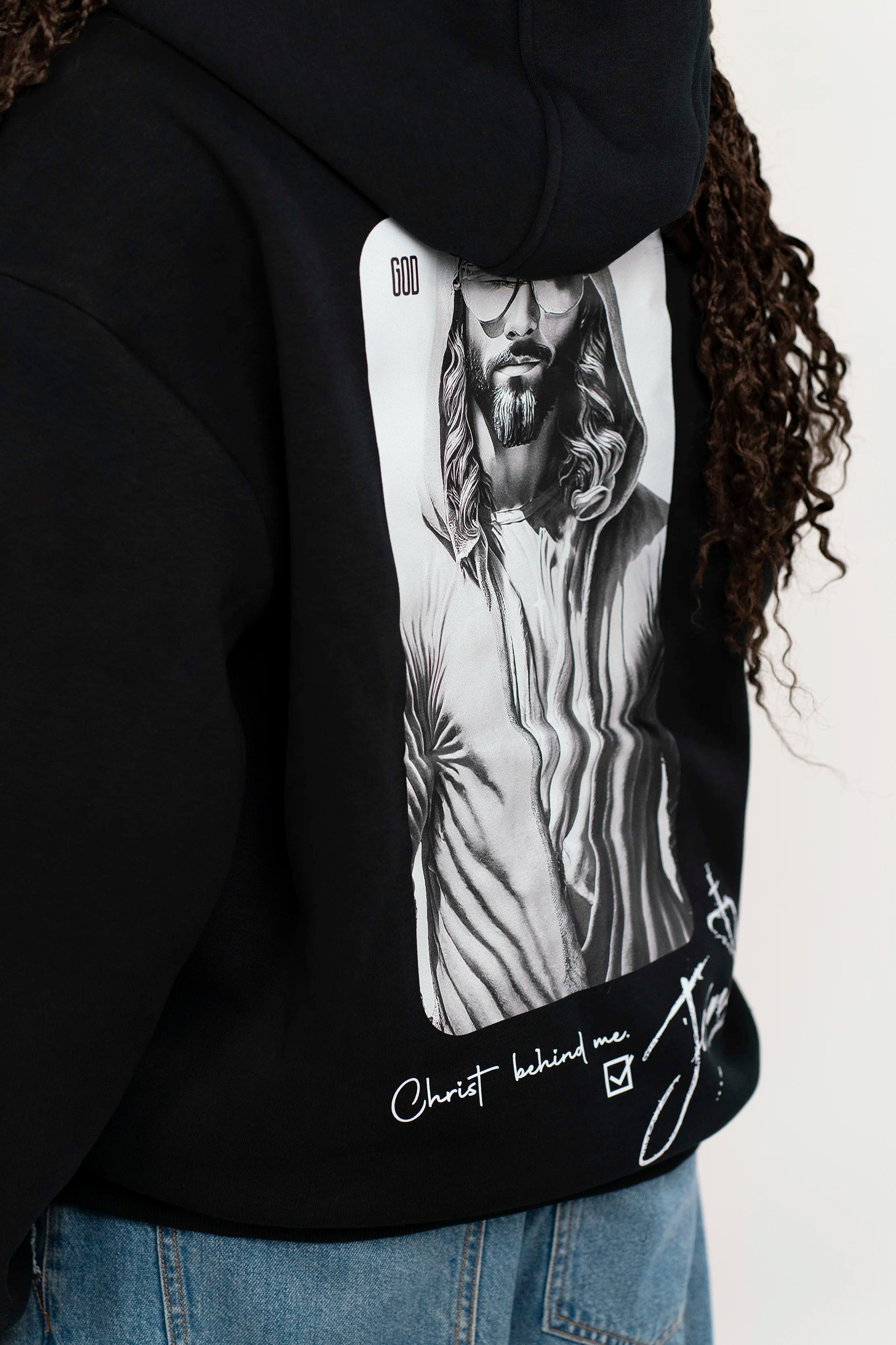 Detailaufnahme des Open Source Jesus Presence Fluff Zip von Source Mode mit Christ before & behind Backprint. Jesus Presence Zip mit Oversized Fit, weichem Tragegefühl und Promised Box Design als Symbol für Jesus Stärke, Präsenz und „Ich bin bei dir. Immer.“