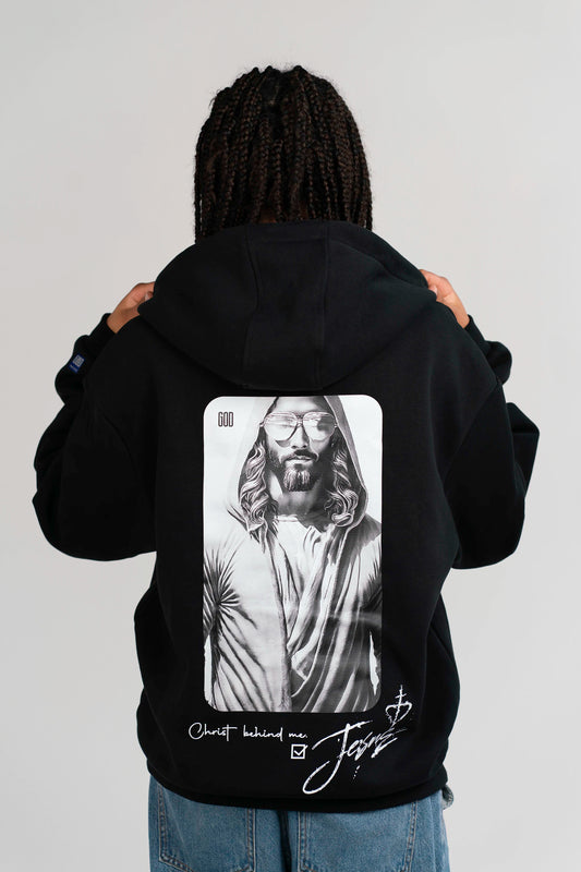 Open Source Jesus Presence Fluff Zip von Source Mode in Rückenansicht mit Christ before & behind Backprint. Oversized Fit, Midi-Länge, weiches Tragegefühl und Jesus Presence Design als Ausdruck von vollständiger Liebe, Schutz, Aura und Führung.