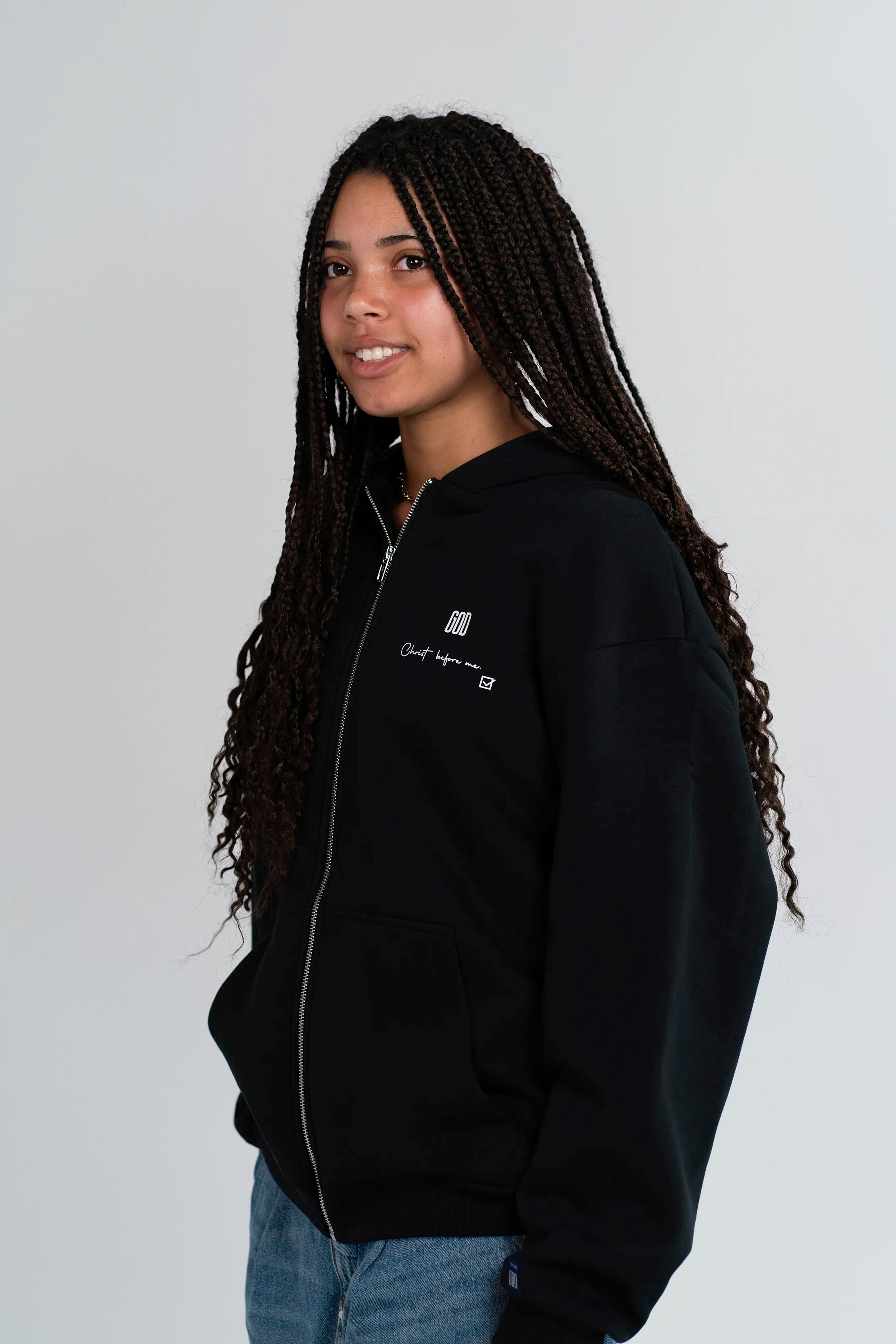 Seitenansicht des Open Source Jesus Presence Fluff Zip von Source Mode am Model. Oversized Jesus Presence Zip mit Midi-Länge, weichem Tragegefühl, Ripp-Bündchen und christlicher Streetwear für Schutz, Führung und vollständige Liebe.