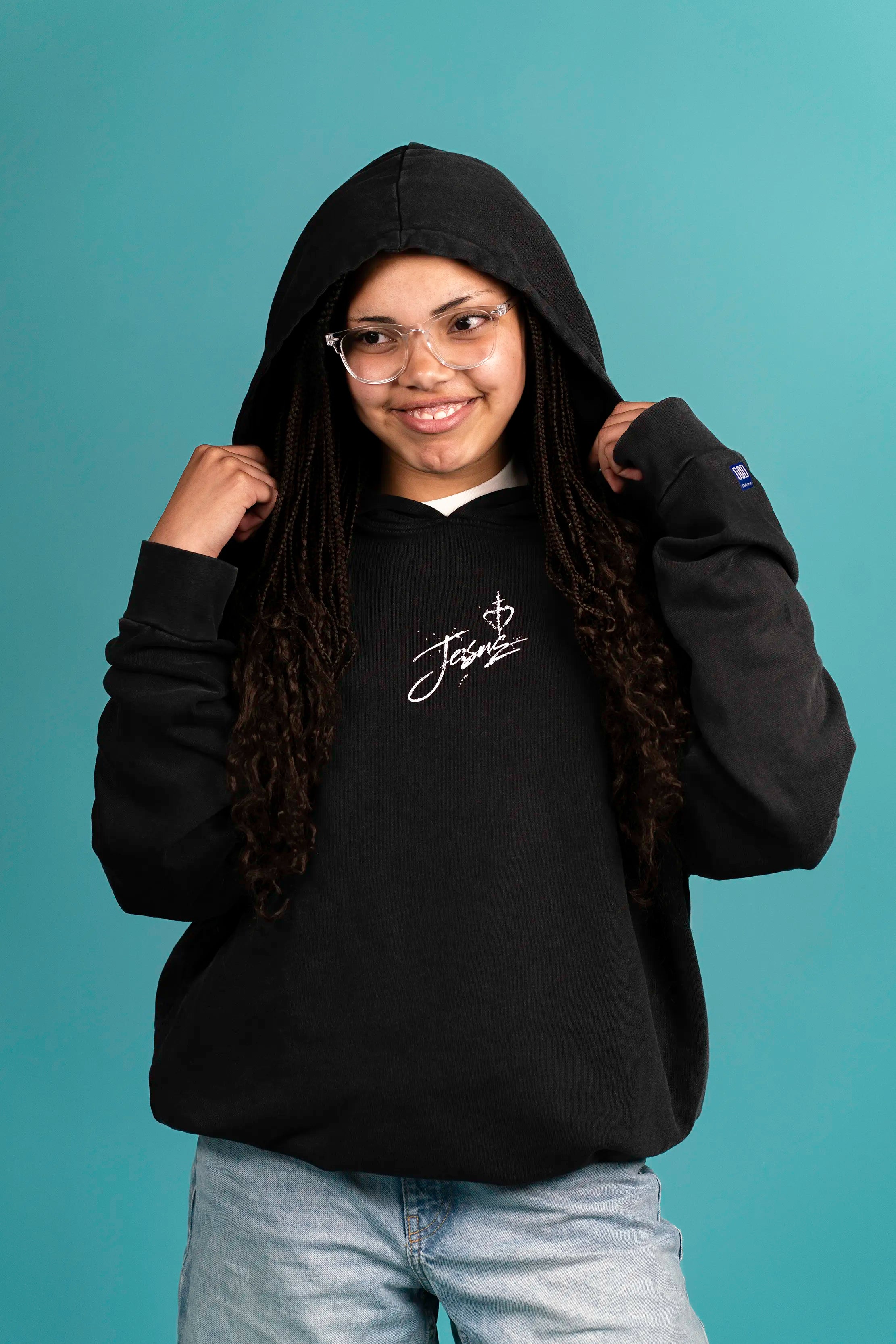 Model trägt den Open Source Jesus Presence Hoodie Washed von Source Mode in Frontansicht. Oversized Fit, Acid-Waschung und weiche Baumwollstruktur für christliche Premium Streetwear und echtes Real Life.