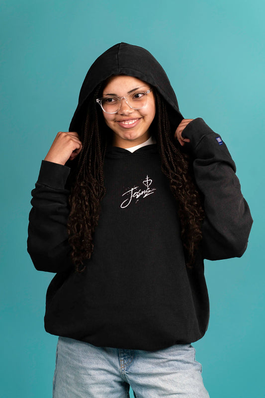 Model trägt den Open Source Jesus Presence Hoodie Washed von Source Mode in Frontansicht. Oversized Fit, Acid-Waschung und weiche Baumwollstruktur für christliche Premium Streetwear und echtes Real Life.