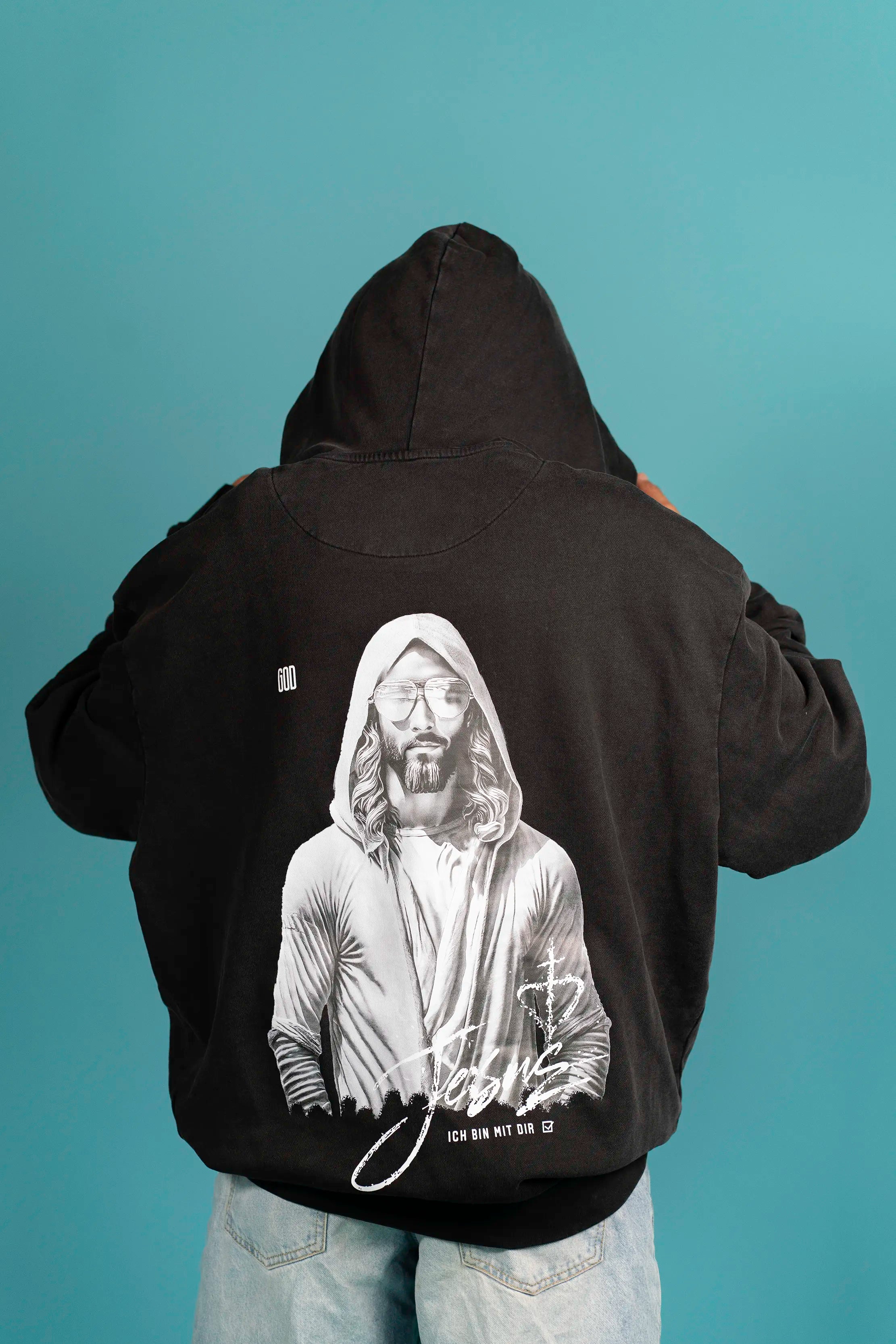 Rückenansicht des Open Source Jesus Presence Hoodie Washed von Source Mode mit Jesus Presence Backprint. Oversized Fit, Acid-Waschung und weiche Baumwollstruktur für christliche Premium Streetwear, Stärke, Frieden und vollständige Liebe.