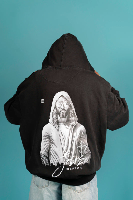 Rückenansicht des Open Source Jesus Presence Hoodie Washed von Source Mode mit Jesus Presence Backprint. Oversized Fit, Acid-Waschung und weiche Baumwollstruktur für christliche Premium Streetwear, Stärke, Frieden und vollständige Liebe.