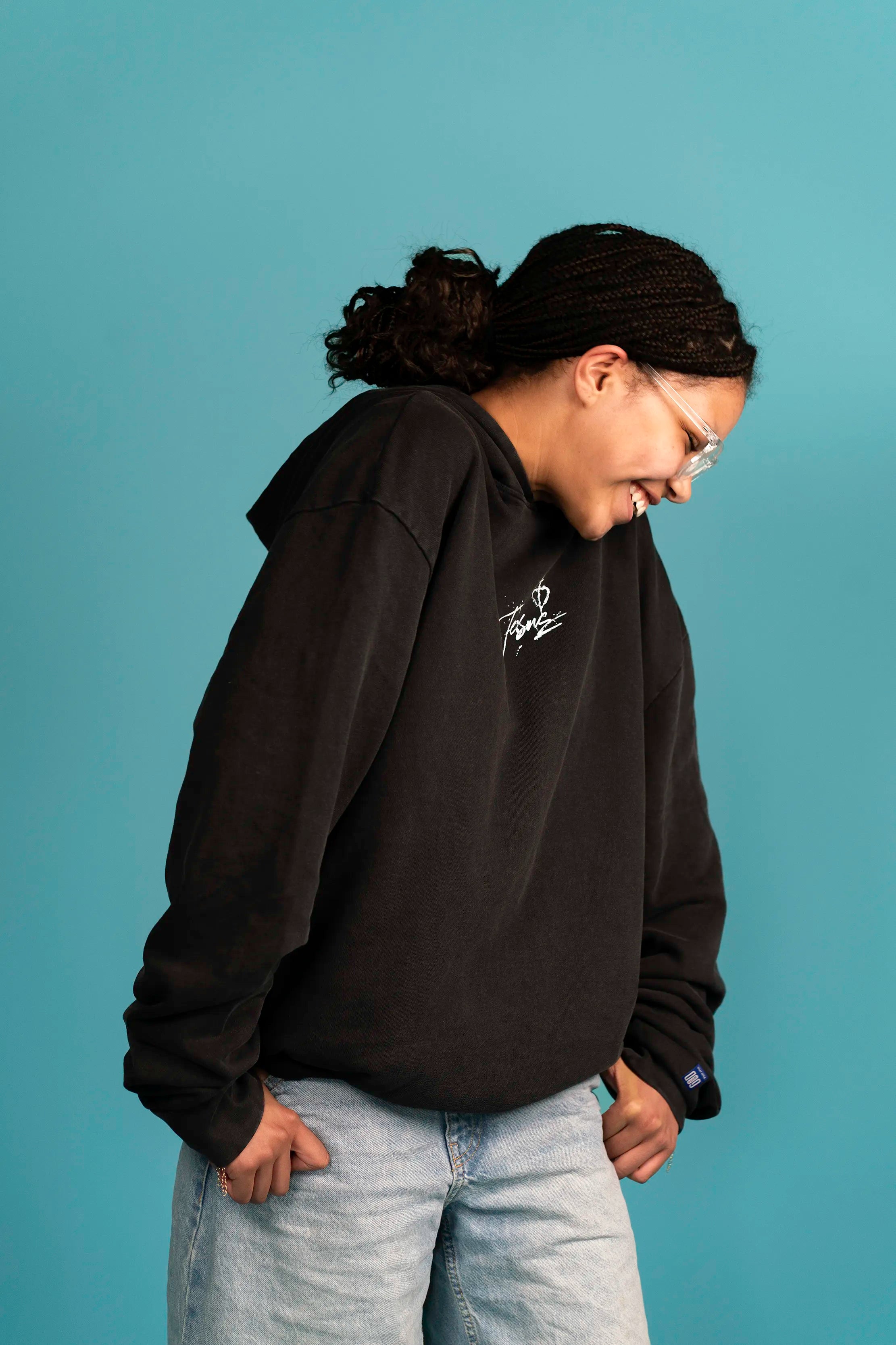 Seitenansicht des Open Source Jesus Presence Hoodie Washed von Source Mode am Model. Oversized Fit, überschnittene Schultern und weiche Baumwollstruktur mit ruhigem Streetwear-Look.