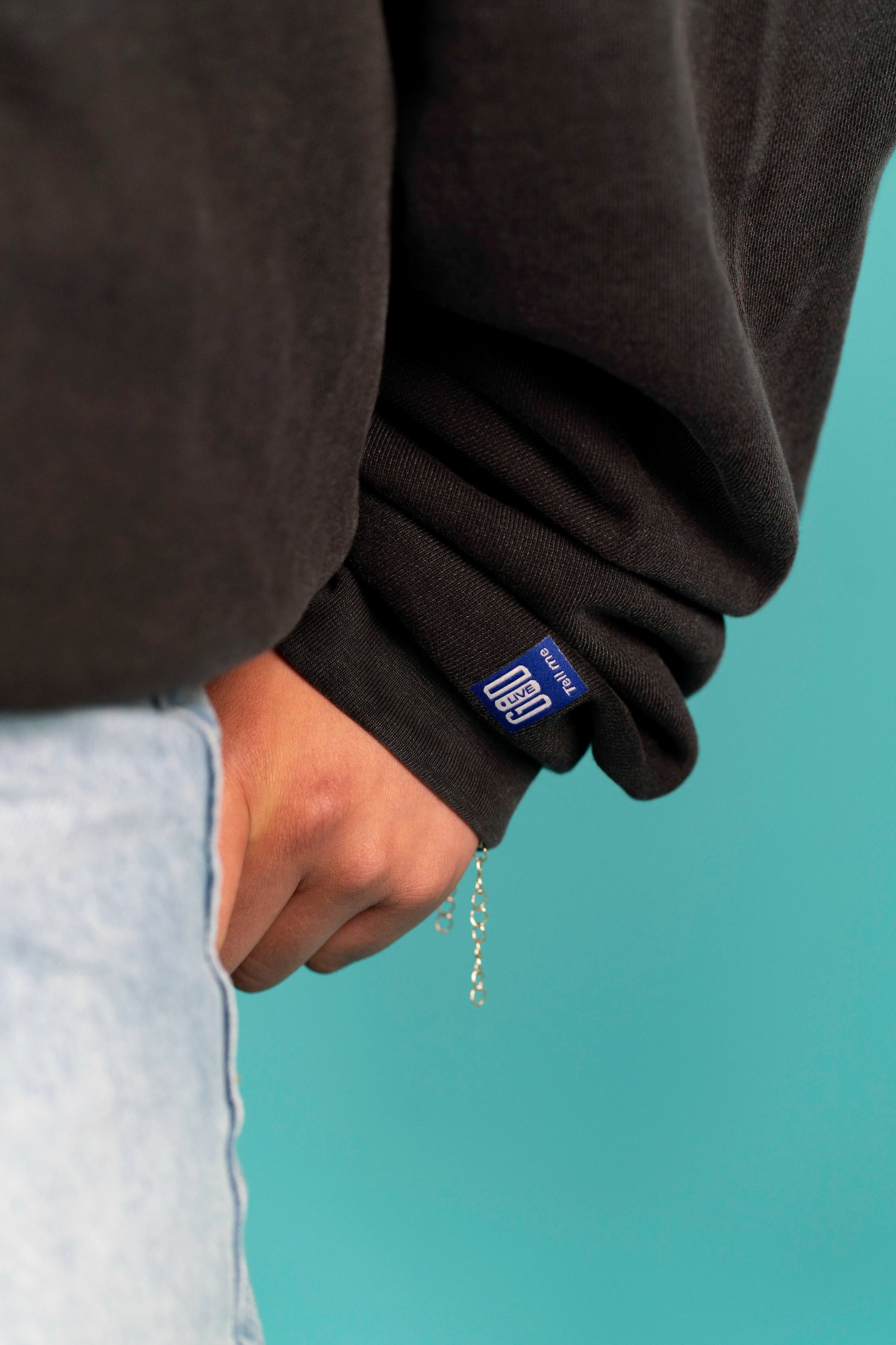 Detailaufnahme des Ärmels am Open Source Jesus Presence Hoodie Washed von Source Mode. Acid-Waschung, 1x1 Rib, 300 g/m² Baumwolle und hochwertige Verarbeitung.
