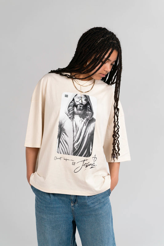 Model trägt das Open Source Jesus Presence Tee von Source Mode in Frontansicht. Boxy Oversized Fit, weiche Baumwolle und Jesus Presence Artwork für Liebe, Präsenz, Verbindung und christliche Premium Streetwear.