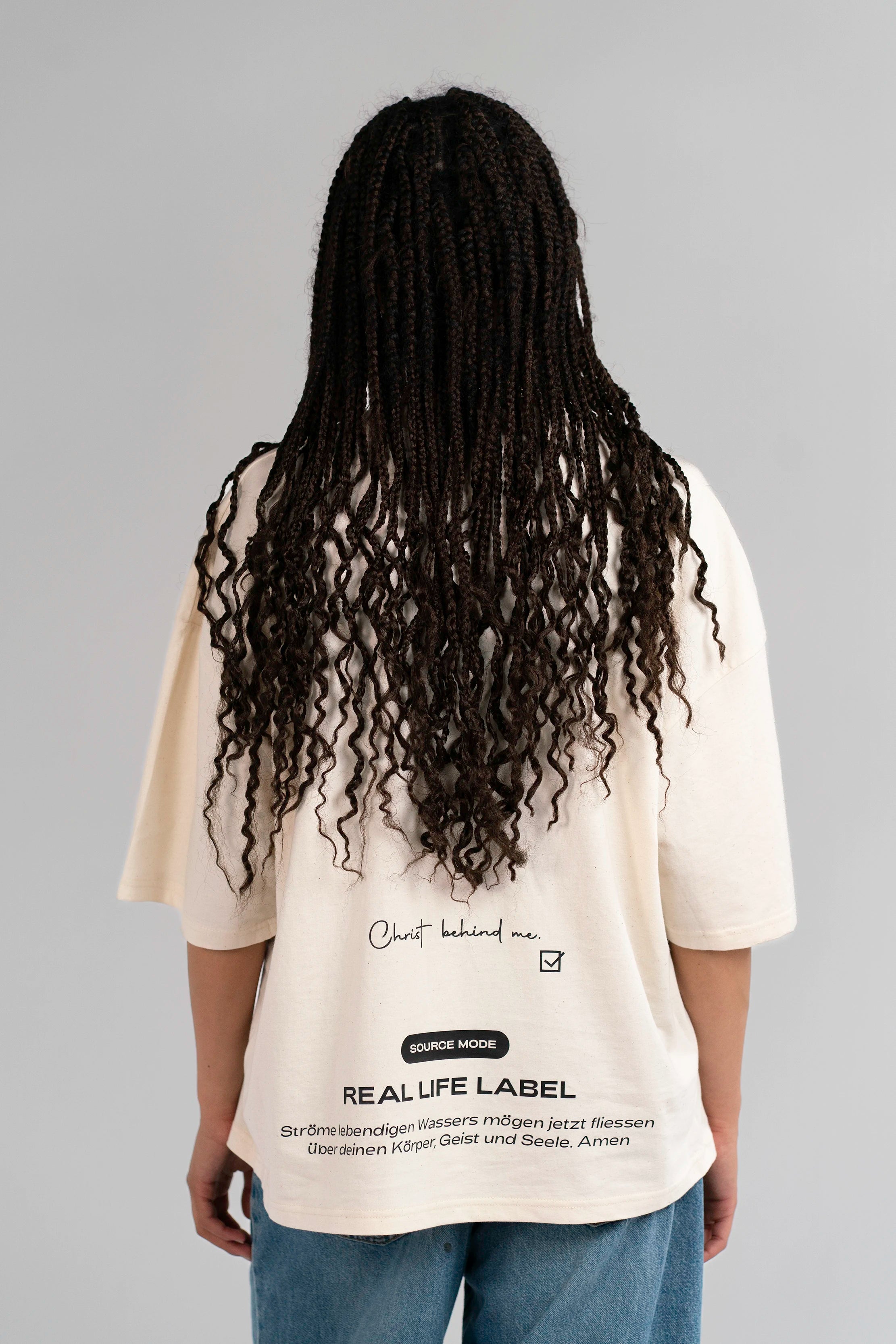 Rückenansicht des Open Source Jesus Presence Tee von Source Mode mit Christ before & behind Backprint. Boxy Oversized Fit, weiche Baumwolle und Jesus Presence Design als Symbol für Liebe, Verbindung und „Jesus ist bei dir. Er hält dich.“