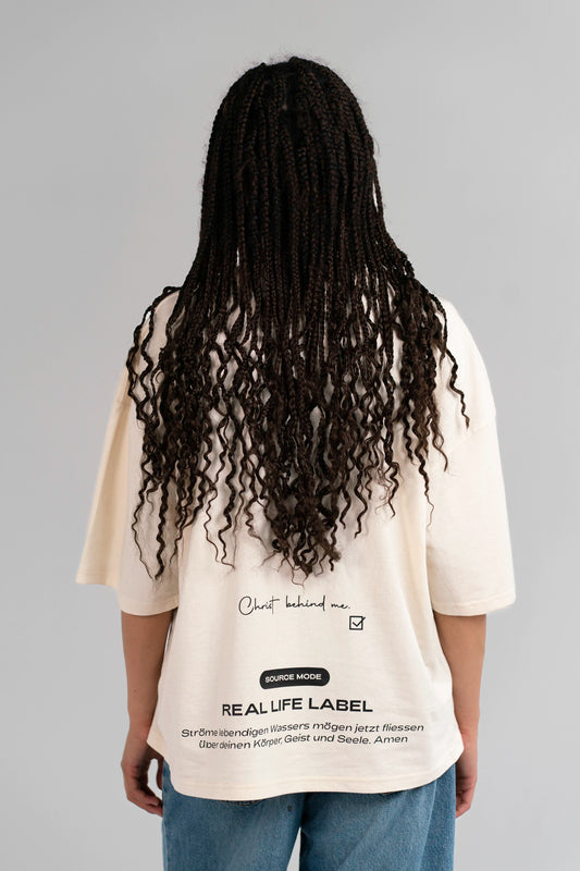 Rückenansicht des Open Source Jesus Presence Tee von Source Mode mit Christ before & behind Backprint. Boxy Oversized Fit, weiche Baumwolle und Jesus Presence Design als Symbol für Liebe, Verbindung und „Jesus ist bei dir. Er hält dich.“