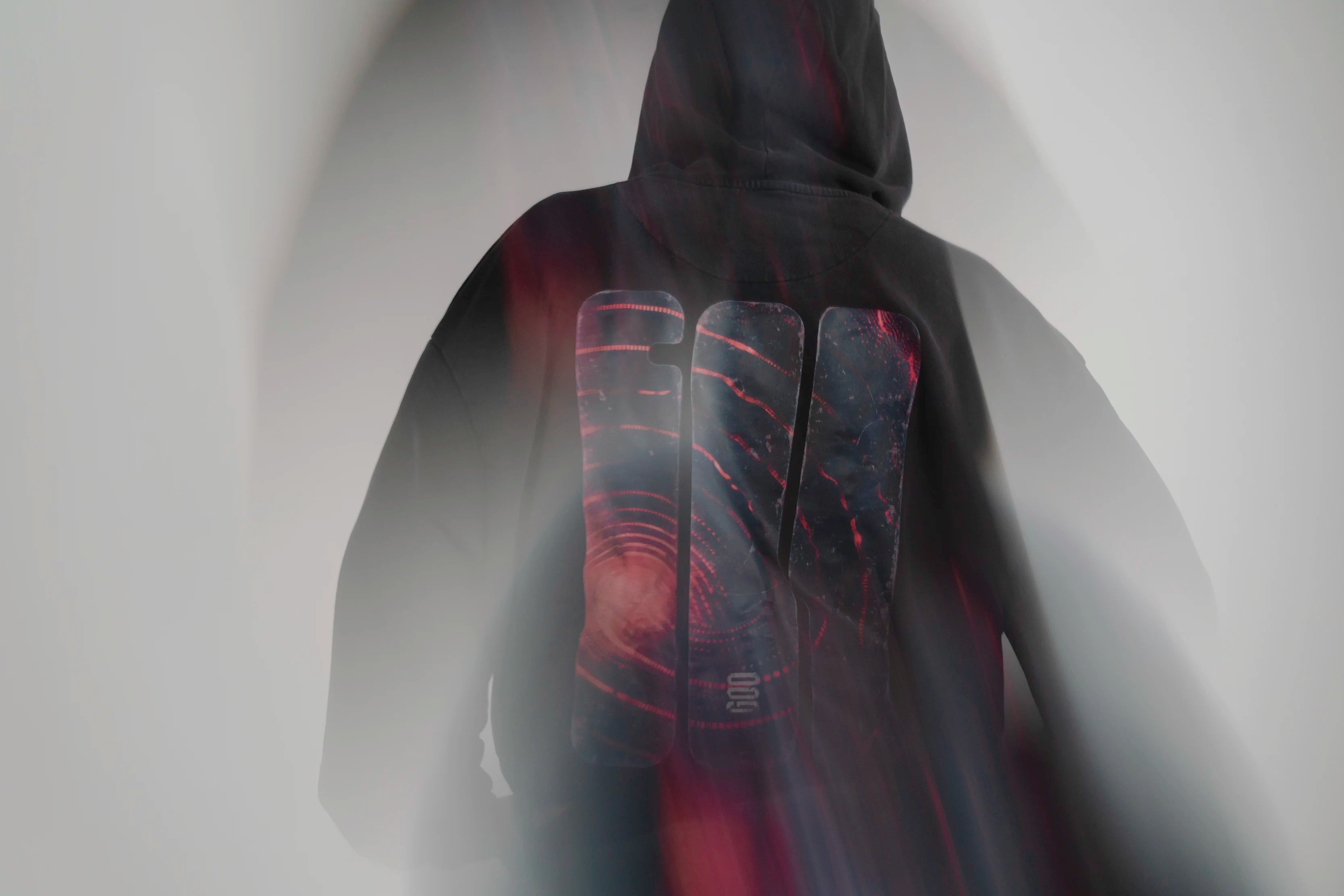 Detailaufnahme des faded GOD Signal Backprints auf dem Open Source Signal Core Washed Hoodie von Source Mode. Acid-Waschung, 300 g/m² Baumwolle, weiches Tragegefühl und Zeichen aus Staub, Straße und Himmel für Real Life und Presence.