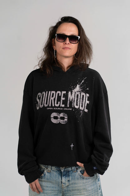 Model trägt den Open Source Signal Core Washed Hoodie von Source Mode in Frontansicht. Acid-Washed Hoodie mit Oversized Fit, Midi-Länge, faded Frontprint und 100 % Baumwolle als Piece für Real Life, Herz, Haltung und Presence.