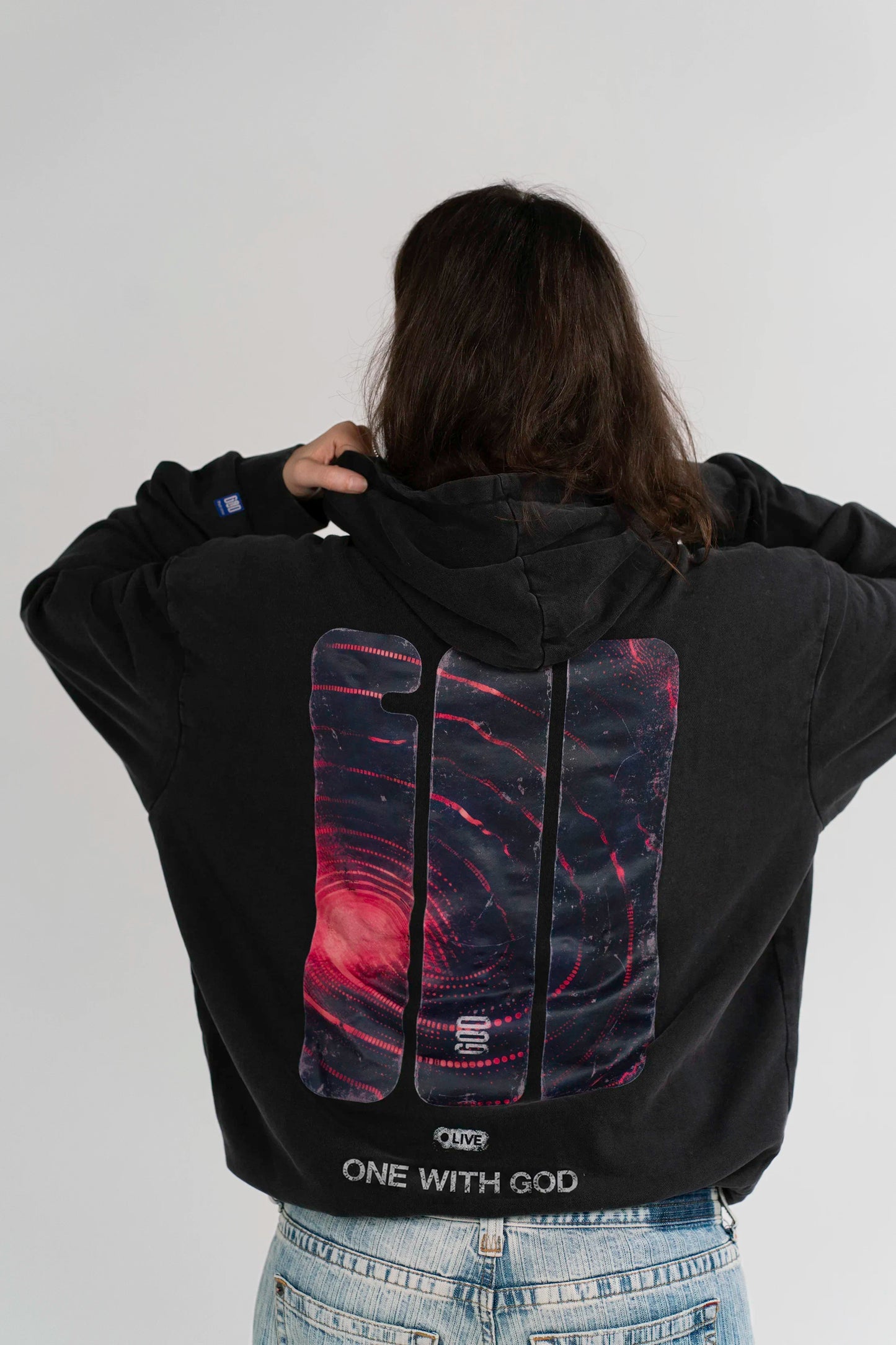 Rückenansicht des Open Source Signal Core Washed Hoodies von Source Mode mit leuchtendem One With God Signal Backprint. Oversized Fit, Acid-Waschung, lange Ärmel und christliche Streetwear als Liebe zum Tragen.