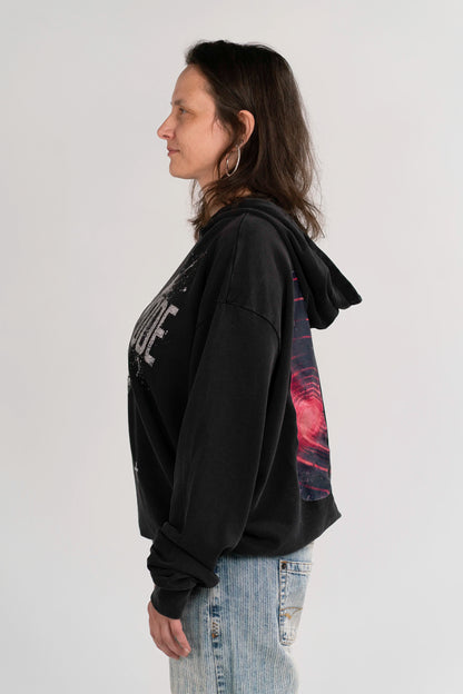 Seitenansicht des Open Source Signal Core Washed Hoodies von Source Mode am Model. Oversized Hoodie mit Midi-Länge, Acid-Waschung, überschnittenen Schultern und langen Ärmeln zum Hochkrempeln.