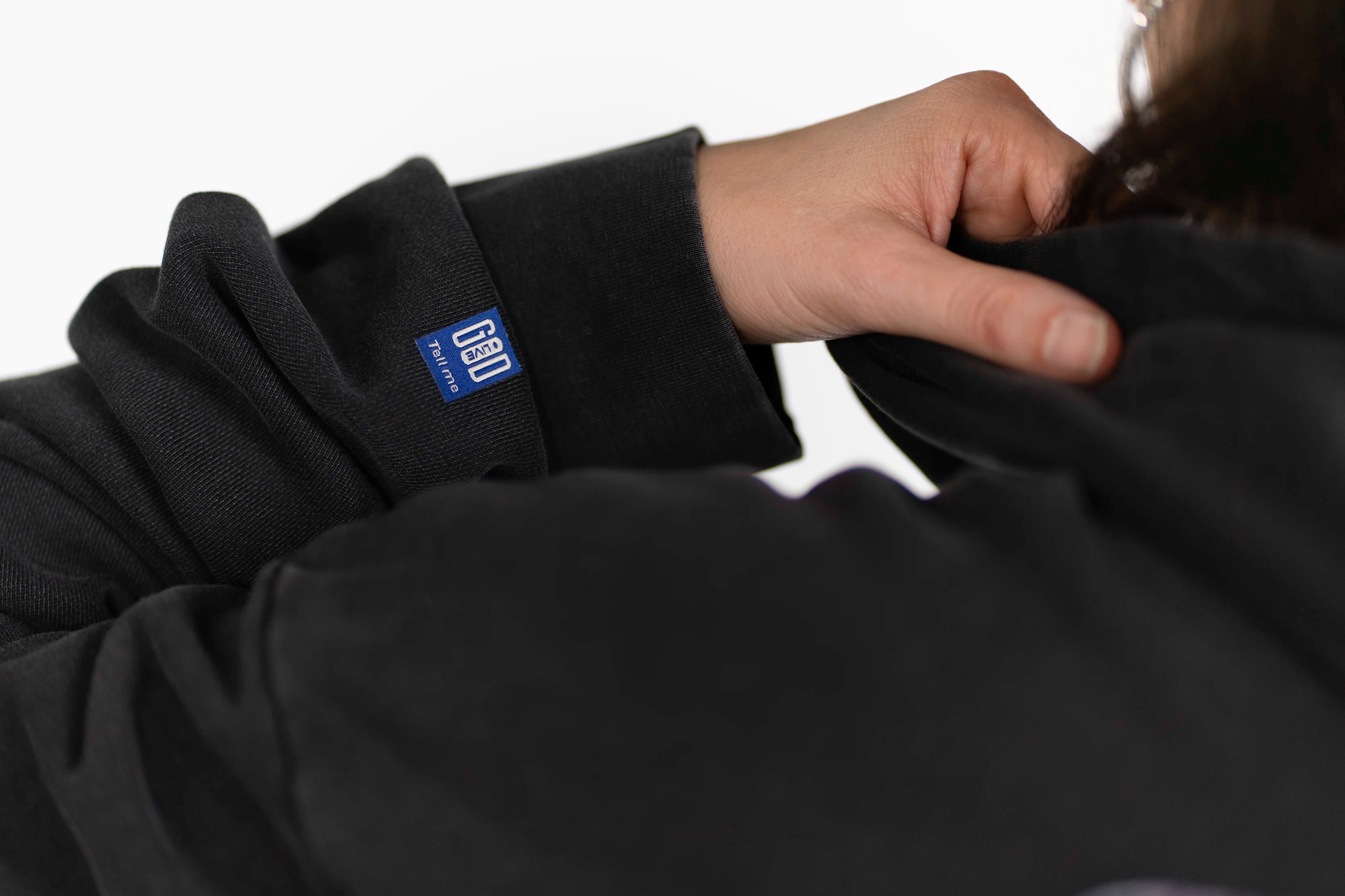 Detailaufnahme von Ärmel und Bündchen des Open Source Signal Core Washed Hoodies von Source Mode. 1x1 Rib, lange Ärmel, Acid-Waschung und 300 g/m² Baumwolle für weiches Tragegefühl und hochwertige Verarbeitung.