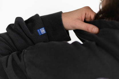 Detailaufnahme von Ärmel und Bündchen des Open Source Signal Core Washed Hoodies von Source Mode. 1x1 Rib, lange Ärmel, Acid-Waschung und 300 g/m² Baumwolle für weiches Tragegefühl und hochwertige Verarbeitung.