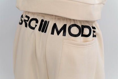 Detail: SRCMODE-Schriftzug am Bund der Open Source Signal Cozy Pants in White Sand