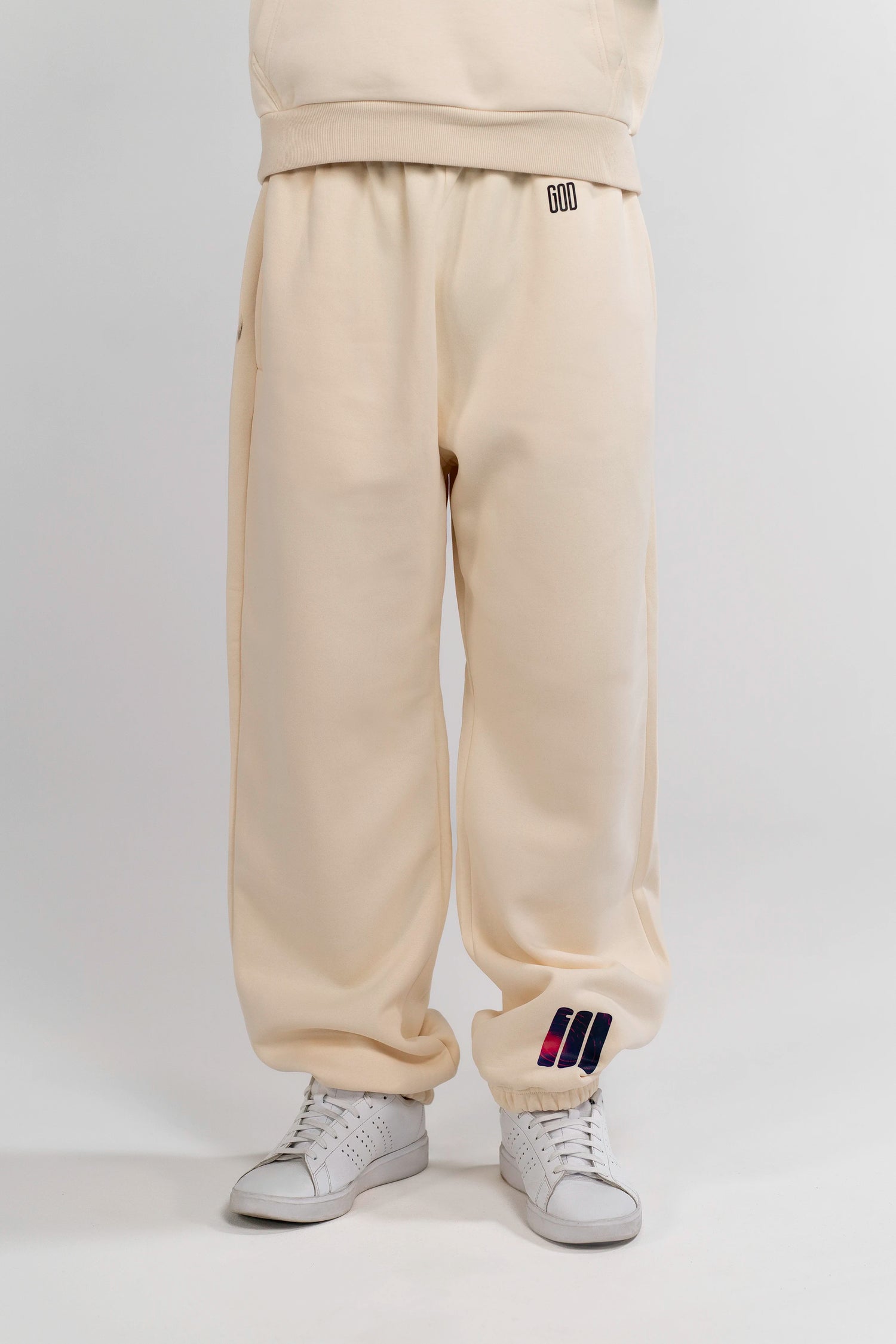Detailaufnahme der Open Source Signal Fluff Pants von Source Mode in White Sand. Relaxed Fit mit GOD Logo Print und weichem Heavyweight Material für christliche Premium Streetwear und Presence zum Tragen.