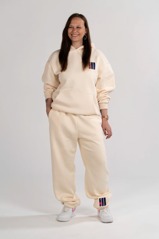 Model trägt die Open Source Signal Fluff Pants von Source Mode. Relaxed Fit, GOD Logo Print und Signal Print für christliche Premium Streetwear, Verbindung, Frieden und echtes Real Life.