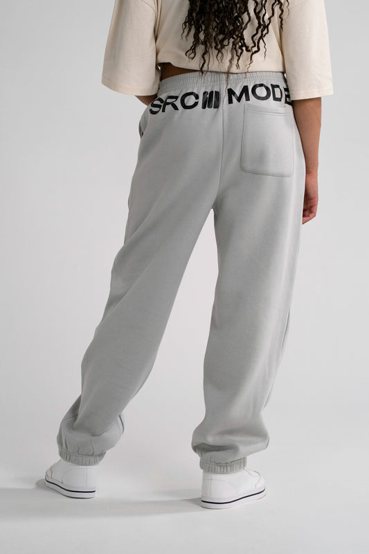 Detailaufnahme der Open Source Signal Fluff Pants Gray von Source Mode. Relaxed Fit, weiches Heavyweight Material und GOD's Signal Print für ein entspanntes Streetwear-Gefühl und Presence you can wear.