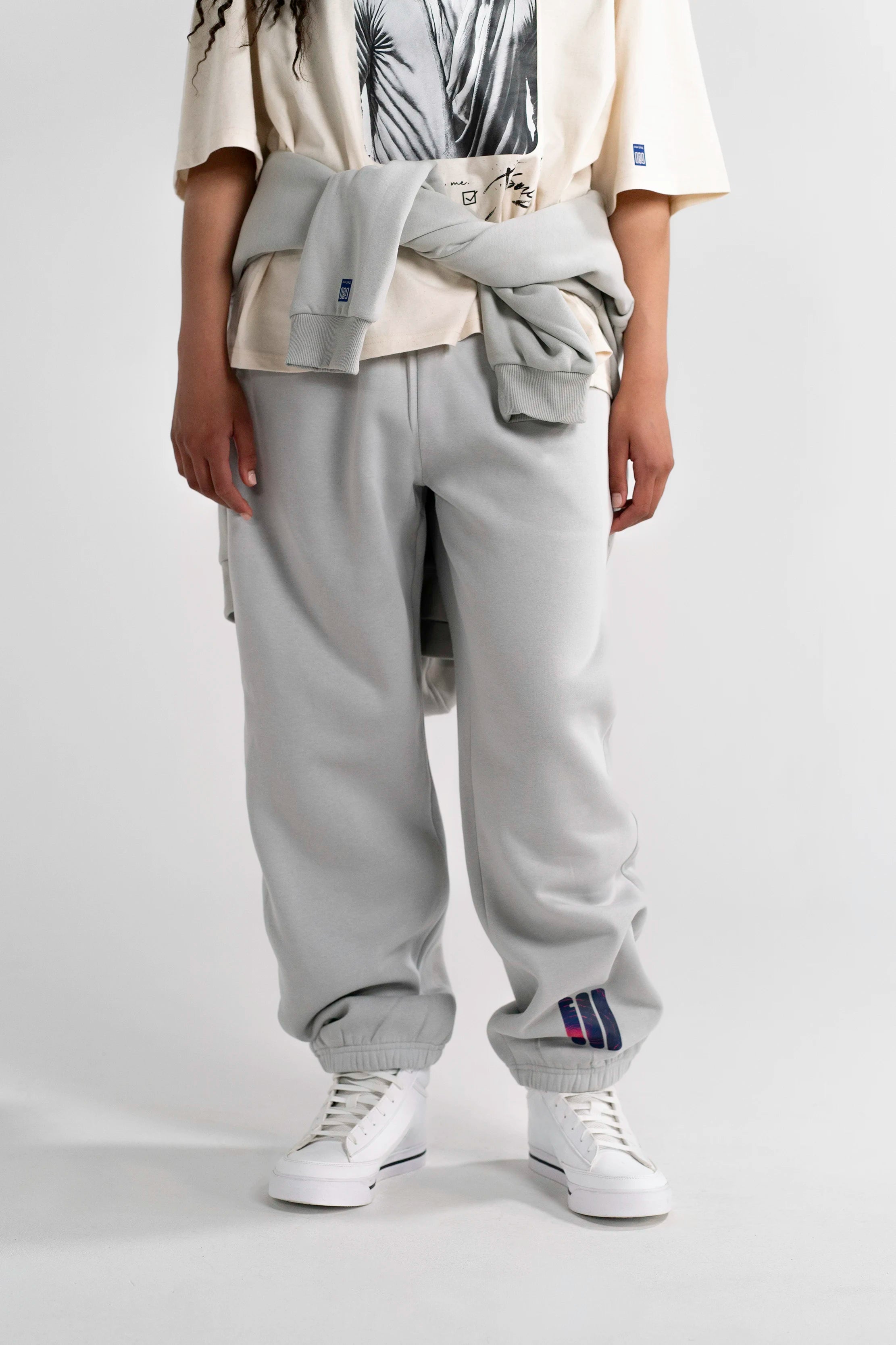 Detailaufnahme der Open Source Signal Fluff Pants Gray von Source Mode. Relaxed Fit, GOD's Signal Print und weiches Material für entspannten Komfort, Verbindung und echtes Real Life.