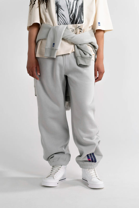Detailaufnahme der Open Source Signal Fluff Pants Gray von Source Mode. Relaxed Fit, GOD's Signal Print und weiches Material für entspannten Komfort, Verbindung und echtes Real Life.