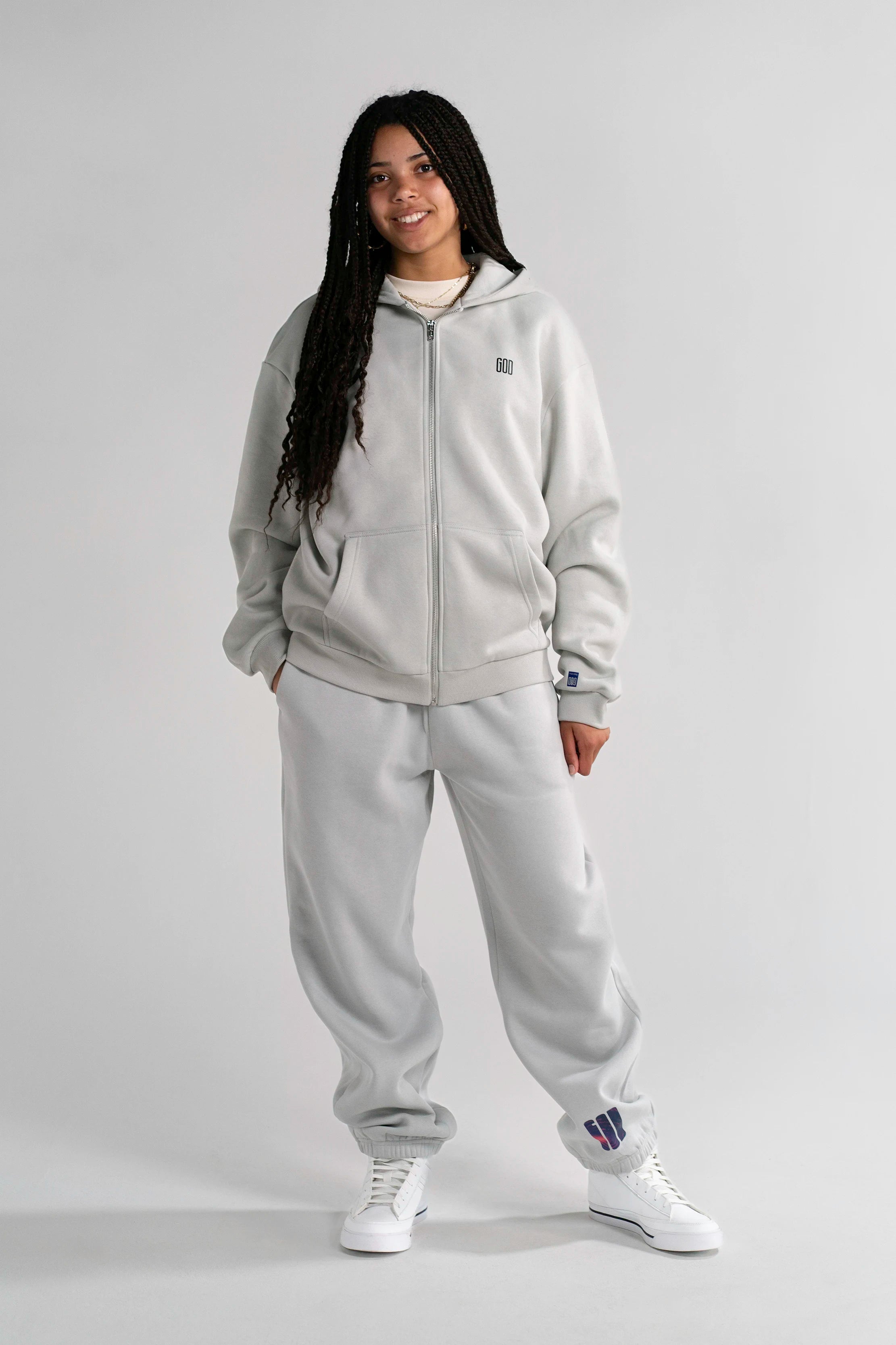 Model trägt die Open Source Signal Fluff Pants Gray von Source Mode in Frontansicht. Relaxed Fit, weiches Heavyweight Material und GOD's Signal Print für christliche Premium Streetwear mit Presence you can wear.